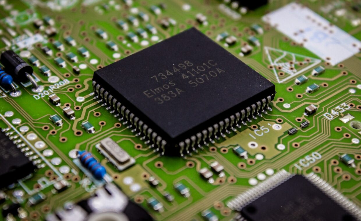 Nand flash chip, photographed for a technology article.