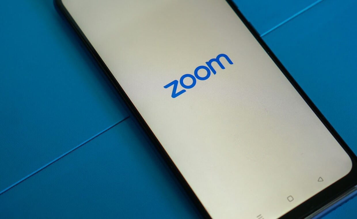 Phone zoom photography, photographed for a technology article.